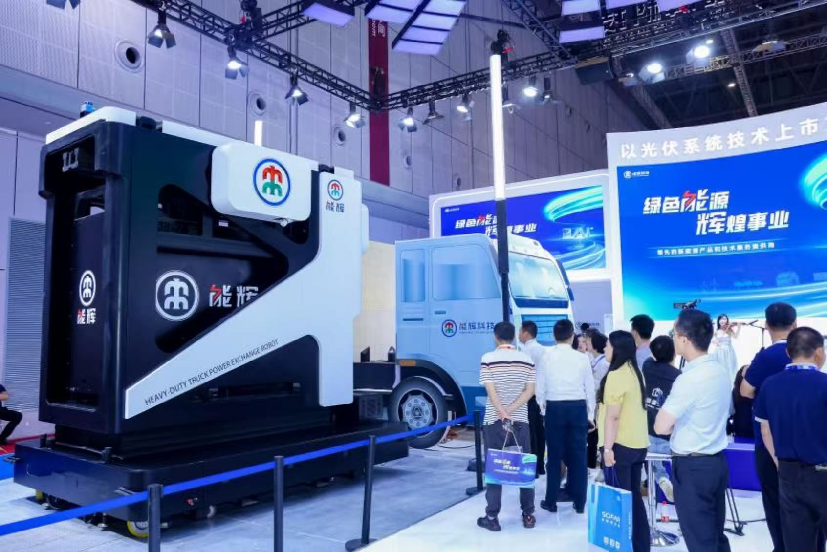 能辉科技携轮式AI充换电机器人亮相SNEC 2025